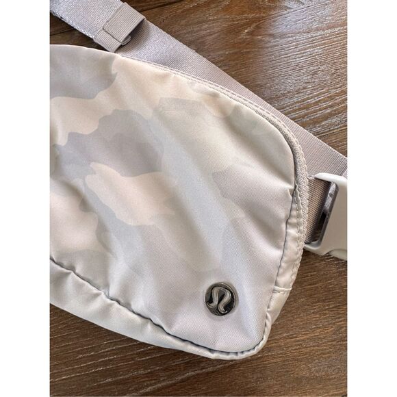 Lululemon Everywhere Belt Bag in Camo - Picture 2 of 10